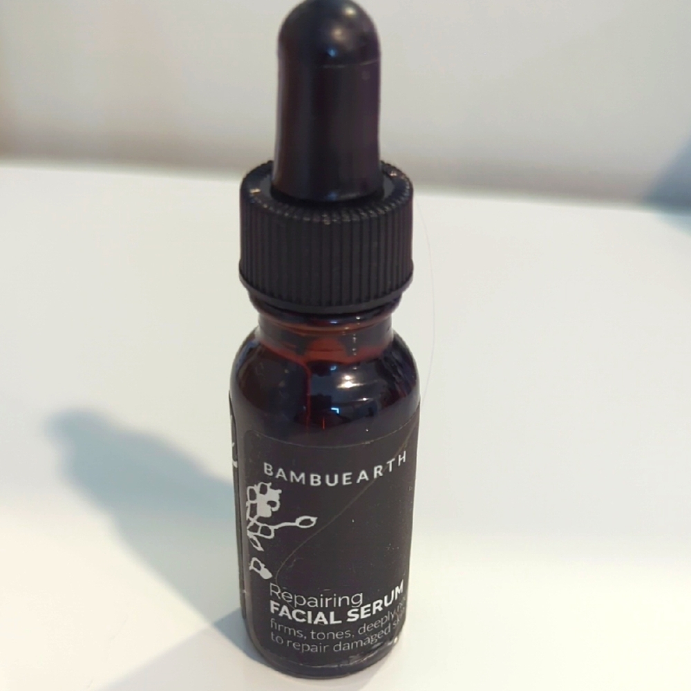 NWOT 0.5 Oz Bambu Earth Repairing Facial Serum